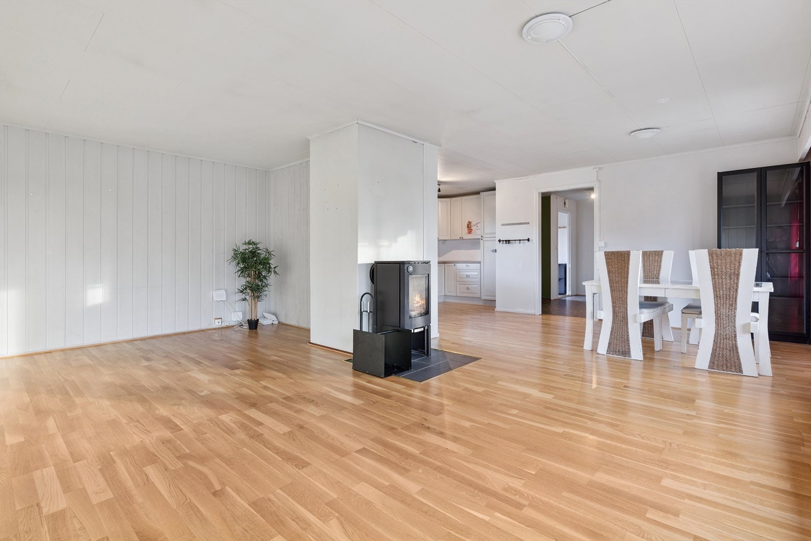 Den åpne løsningen mellom stue og kjøkken ble etablert i 2018 og gir en lys atmosfære. Galleribilde