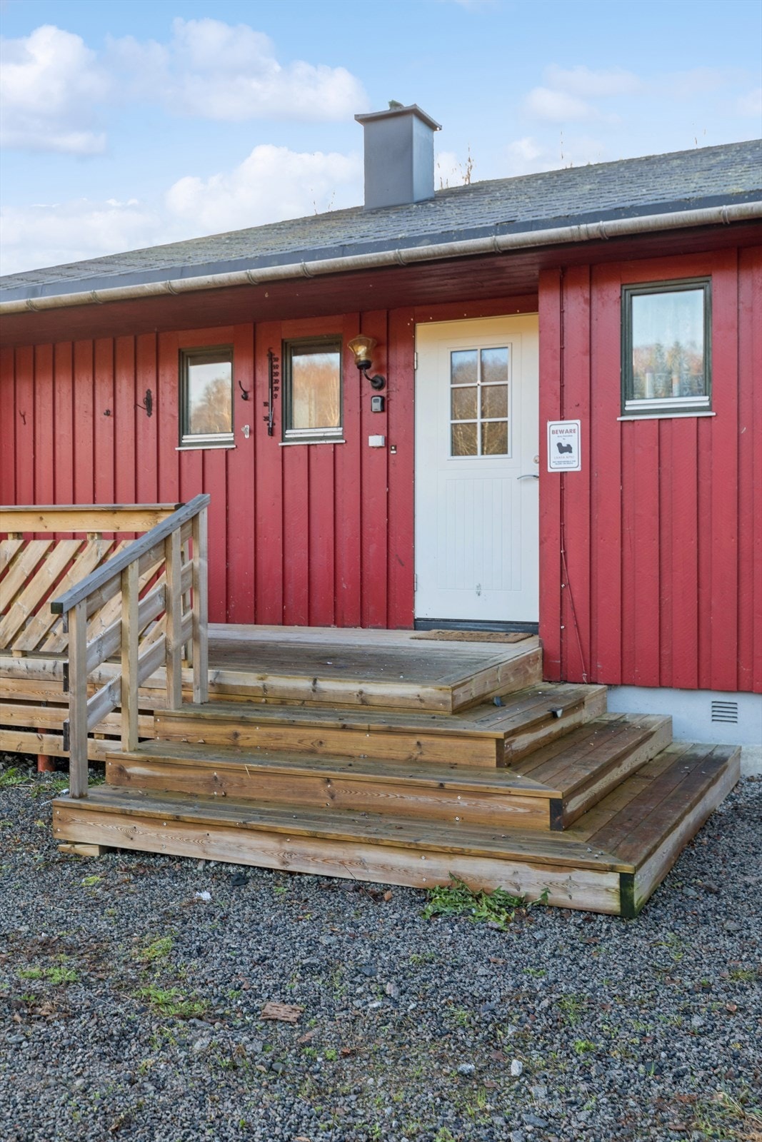 Hovedytterdøren med glassfelt er ny fra 2023 og ønsker velkommen inn. Galleribilde