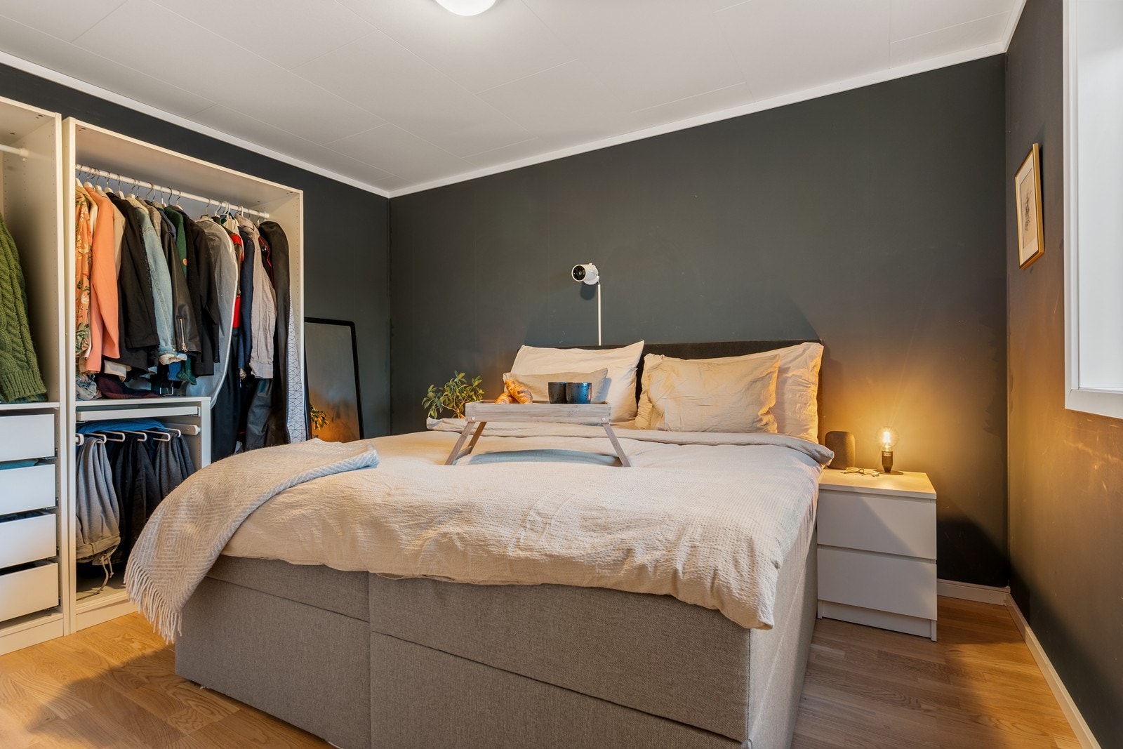 Hovedsoverom med garderobe. Galleribilde