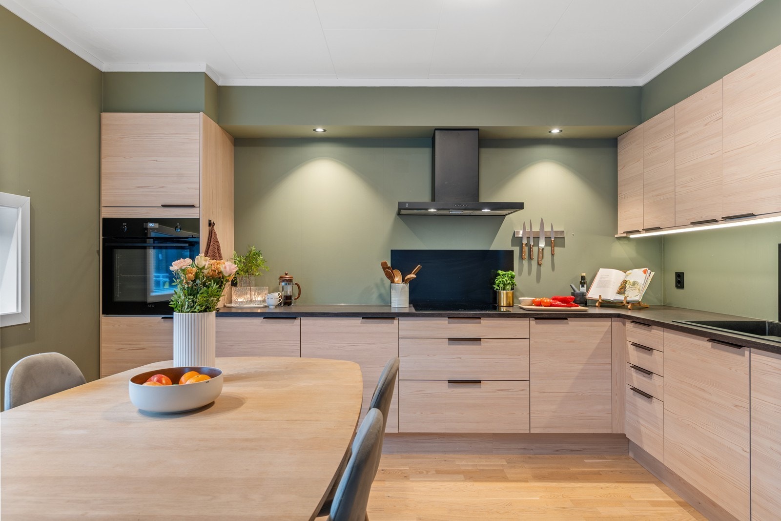 Godt med skap- og benkeplass på kjøkkenet. Galleribilde