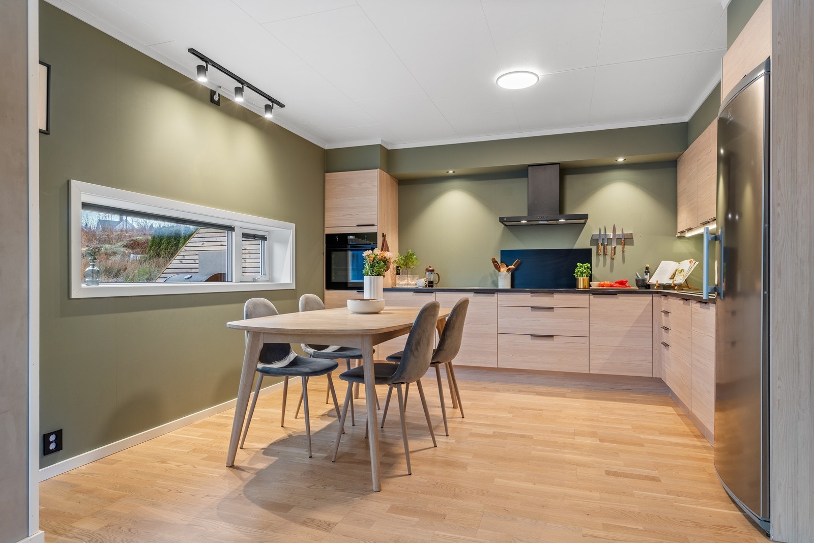 Stort kjøkken med plass til spisebord. Galleribilde