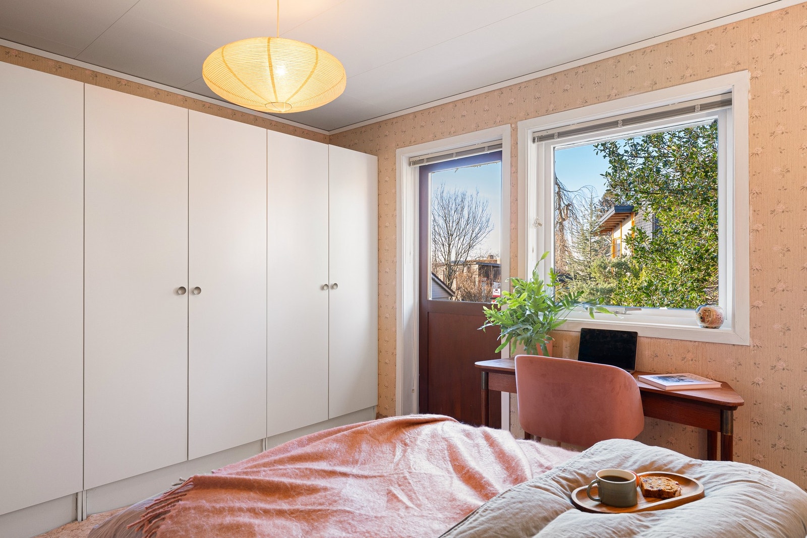 Herfra er det utgang til uteplass. Galleribilde