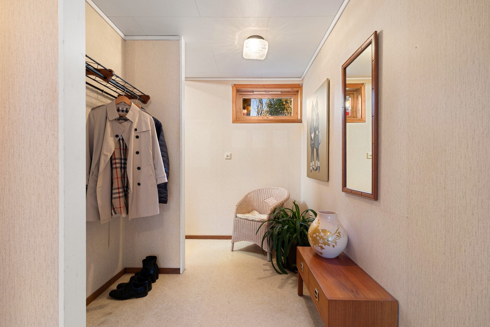 Entréen er romslig, med god plass til yttertøy og sko i nisje, samt mulighet for møblering etter ønske. Galleribilde