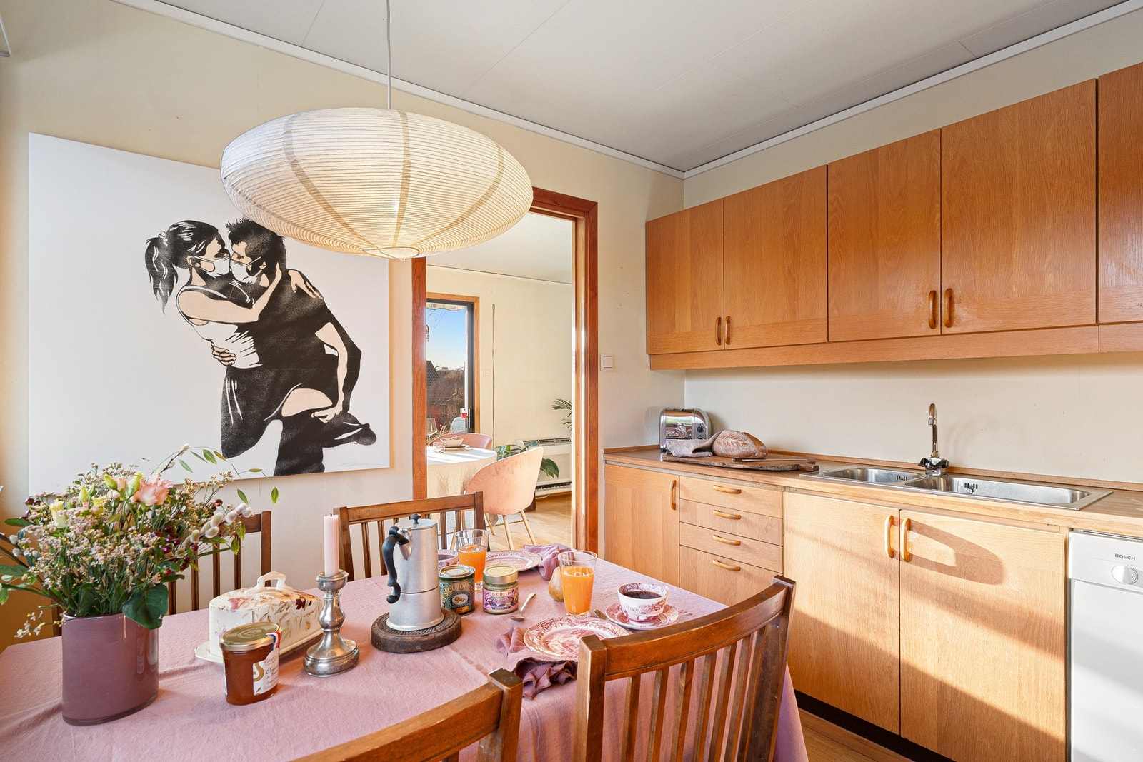 Her er det god skap- og benkeplass, samt mulighet for frokostbord ved vinduet. Galleribilde