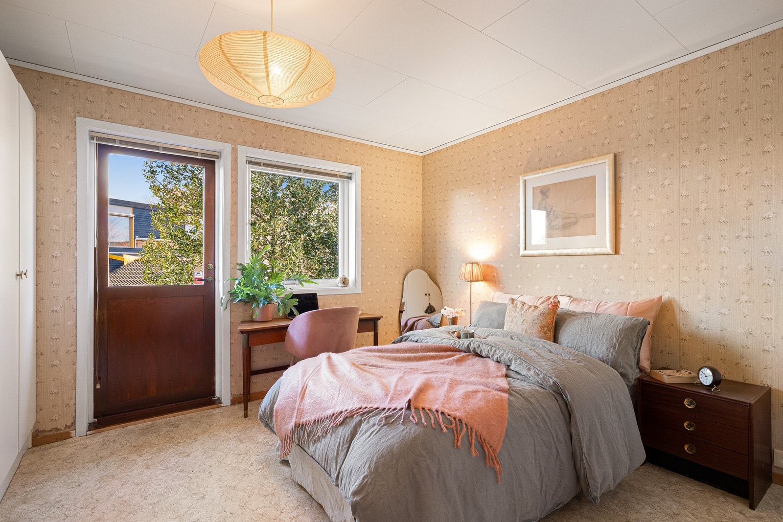 Hovedsoverommet har god plass til dobbeltseng og nattbord, og er innredet med romslig garderobeløsning. Galleribilde