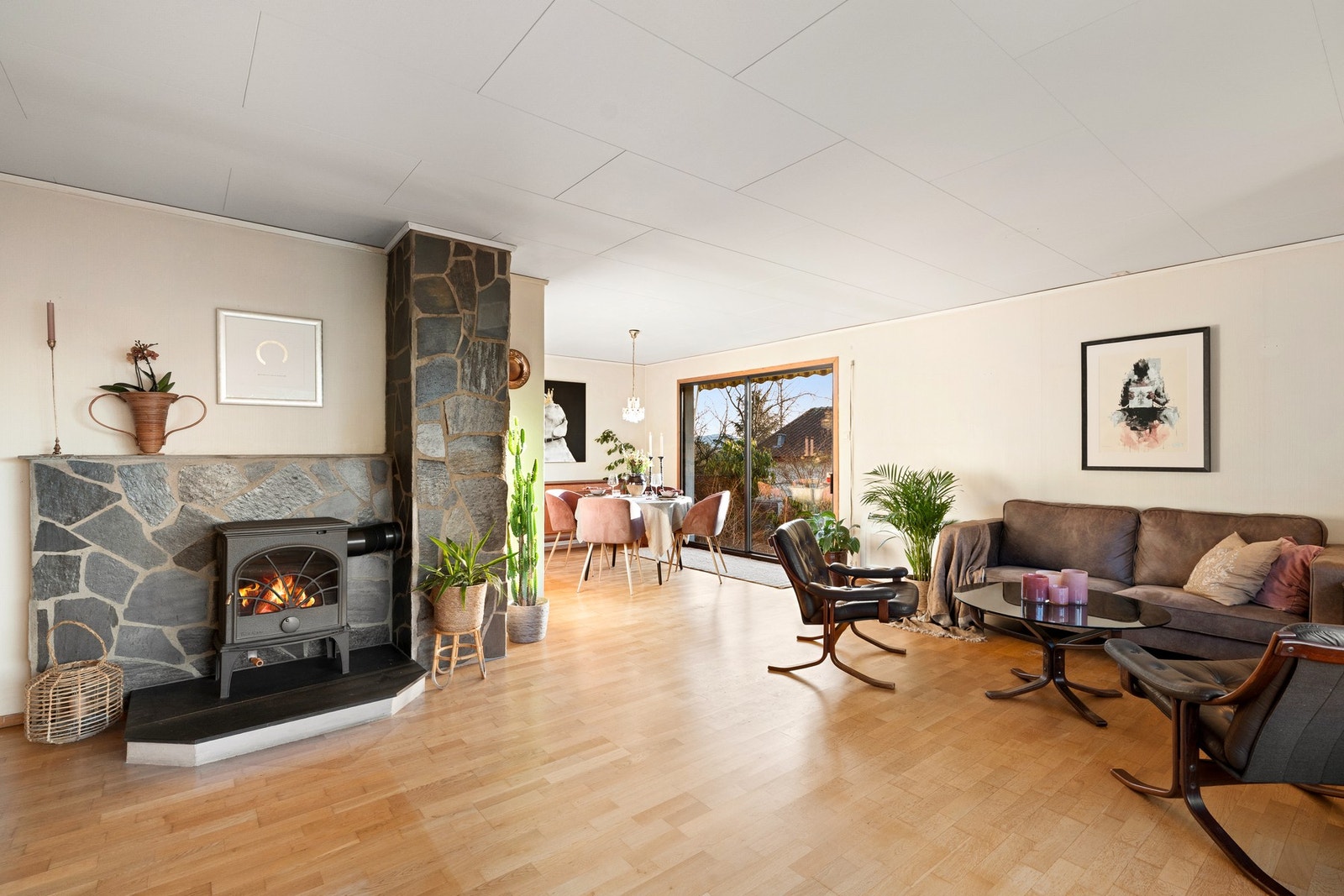 Stuen i 1. etasje fremstår lys og luftig, med parkett på gulv og lyse overflater. Galleribilde