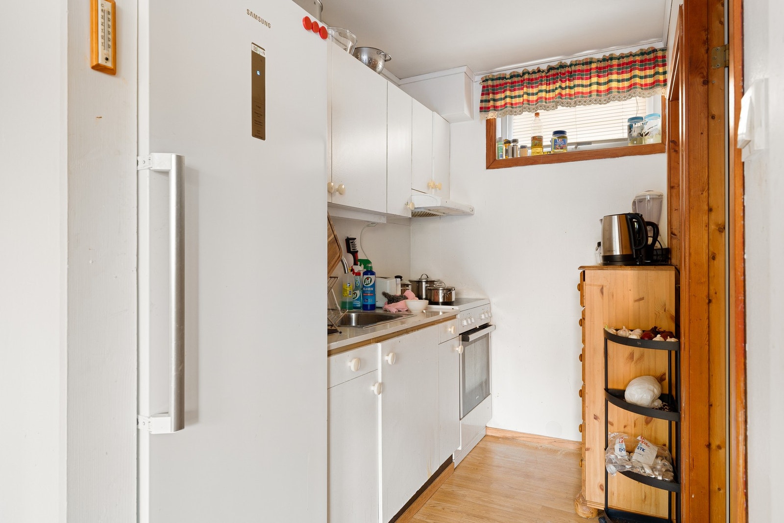 Hybelen har en funksjonell planløsning og gir gode muligheter for utleieinntekter, generasjonsbolig eller som privat avdeling for ungdom eller gjester. Galleribilde