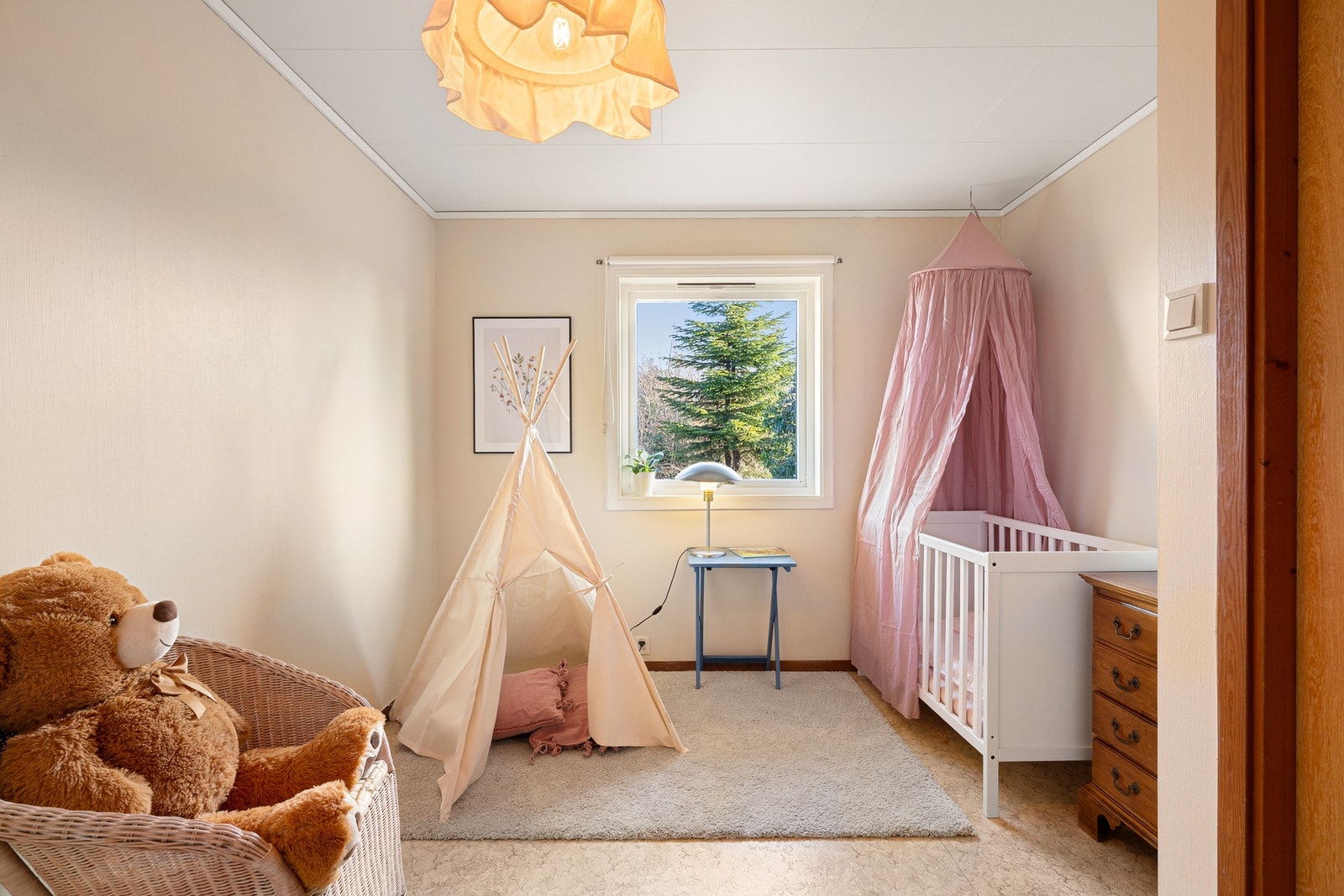 Soverom nummer to er også av god størrelse og har garderobe i skaprekke. Galleribilde