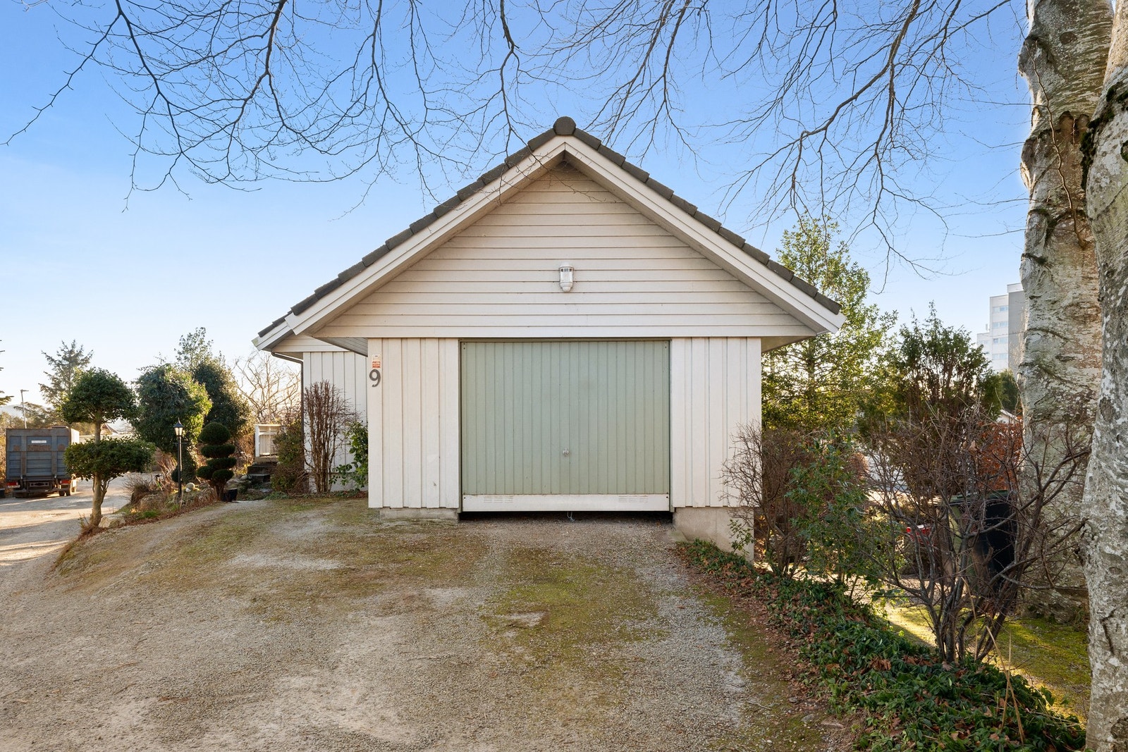 Man har parkering i garasje på 26 kvm, samt på egen tomt. Galleribilde