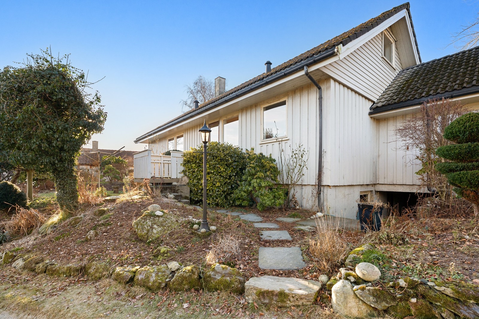 Uteområdet fremstår som lettstelt og innbydende, med gode solforhold store deler av dagen. Galleribilde