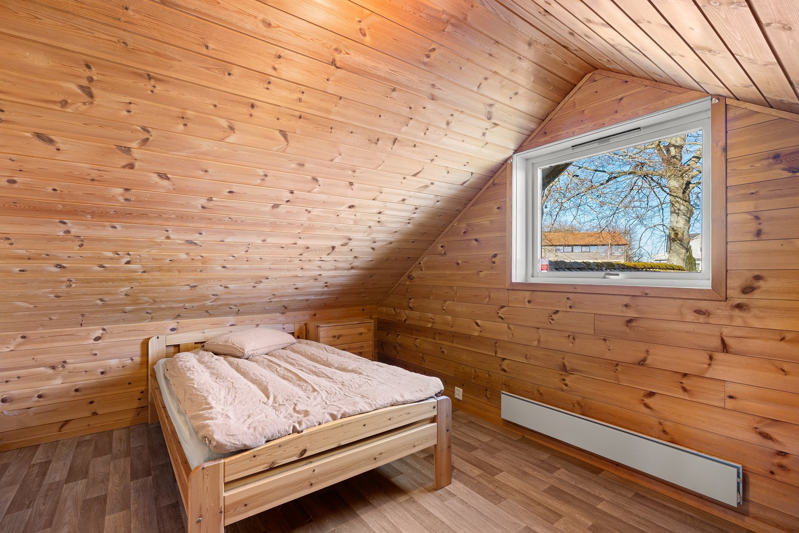 I tillegg finnes et rom benyttet som soverom, med plass til dobbeltseng. Galleribilde