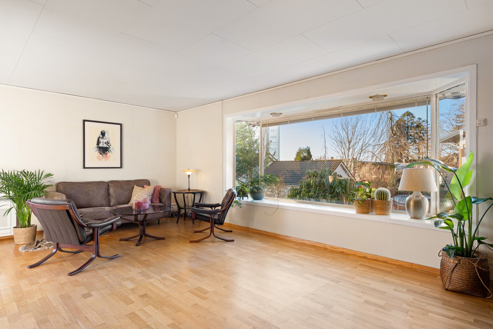 Rommet er enkelt å møblere i flere soner, og det er god plass til spisebord i tilknytning til kjøkkenet. Galleribilde