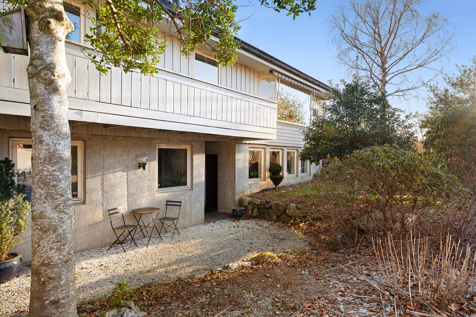 Boligen har adkomst via underetasjen, som i dag er benyttet som hovedinngang. I tillegg er det egen inngang direkte til hovedplan. Galleribilde