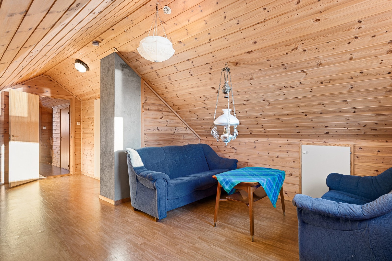 Toppetasjen benyttes i dag som loftstue og gjesterom, og byr i tillegg på gode lagringsmuligheter i boder og knekott. Galleribilde