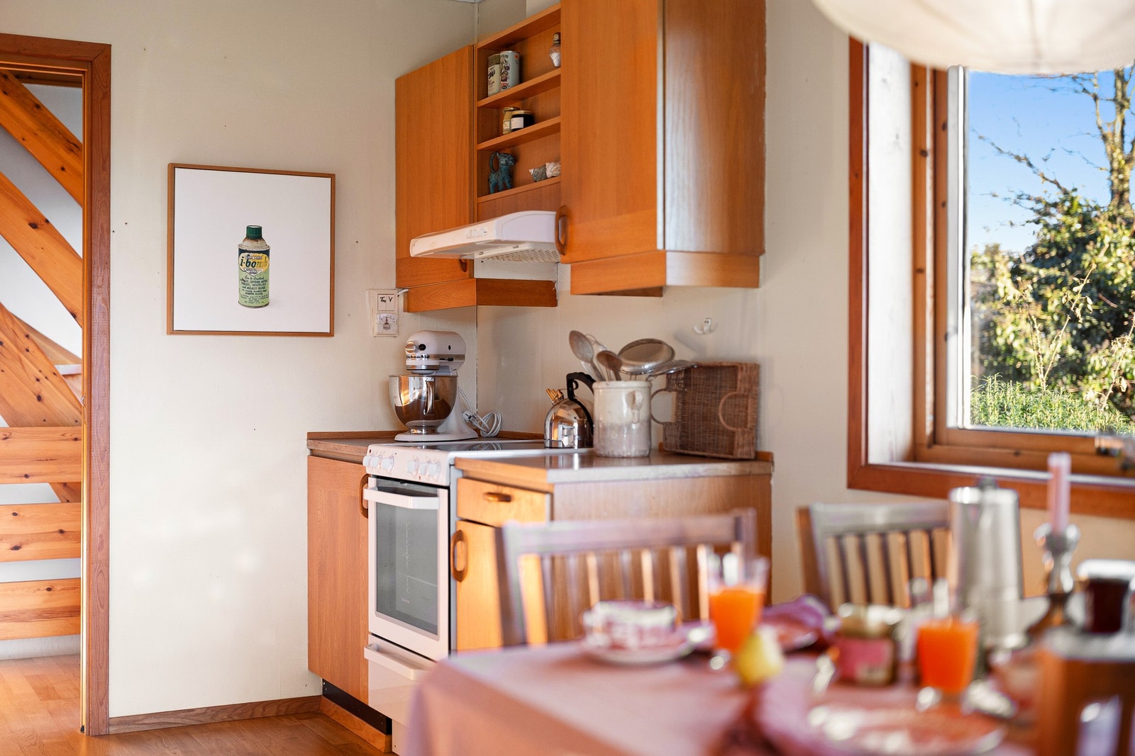 Kjøkkenet er utstyrt med frittstående hvitevarer som medfølger handelen. Galleribilde