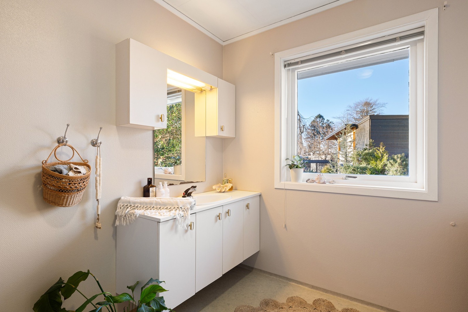 Hovedbadet er romslig og har naturlig lys fra stort vindu mot hagen. Galleribilde