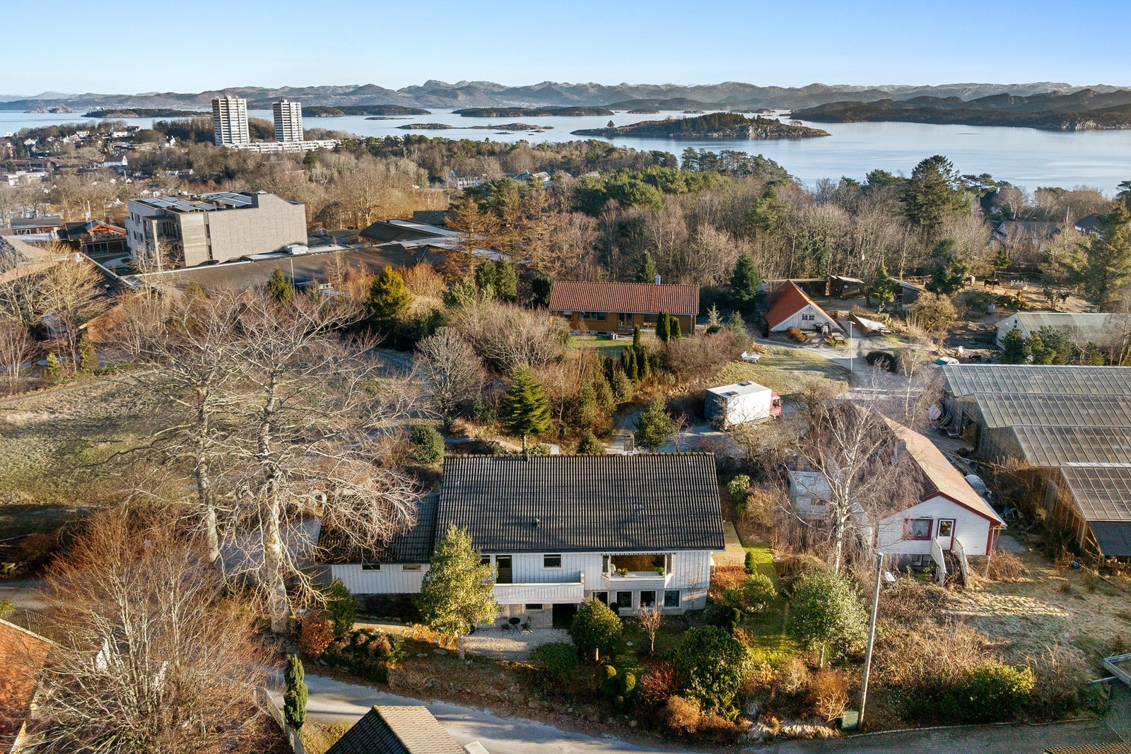 Velkommen til Sørnestunet 9 - en innholdsrik enebolig over tre plan med godkjent hybel i underetasjen. Galleribilde