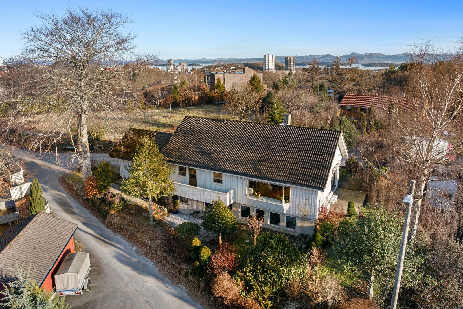 Eiendommen byr på en skjermet og velholdt hage, solrik terrasse, garasje og parkering på egen tomt. Galleribilde