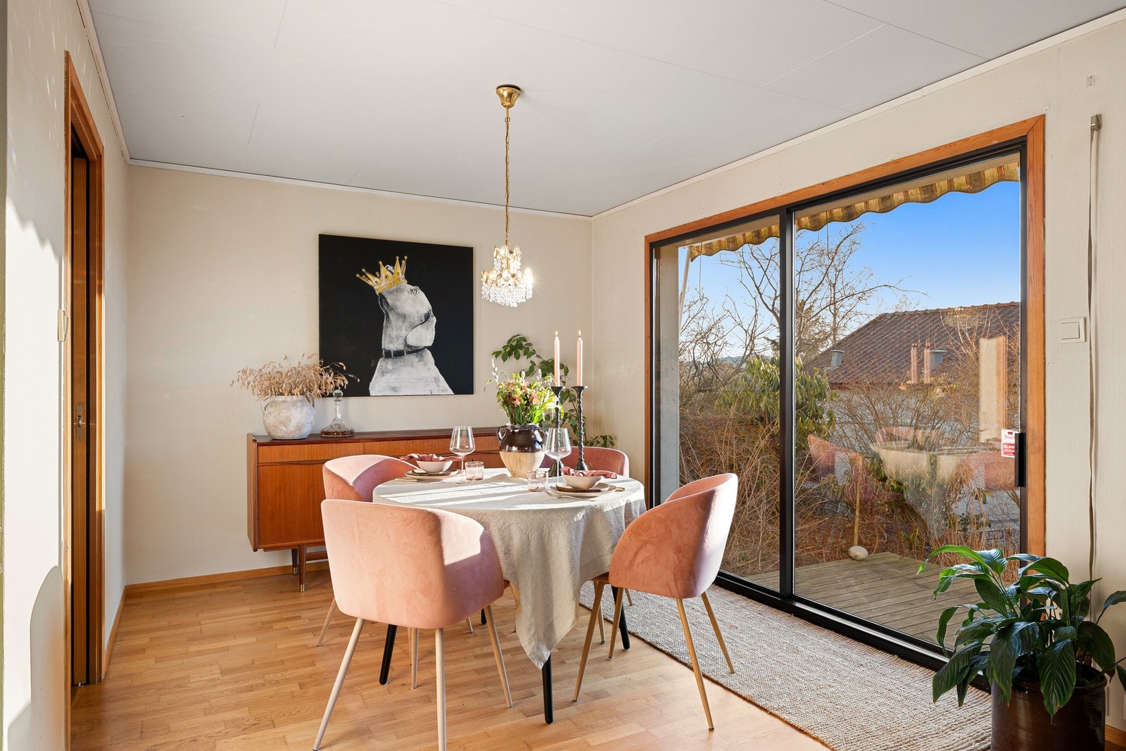 Skyvedøren til terrassen skaper fin overgang mellom inne- og ute, og gjør det enkelt å ta måltidene utendørs. Galleribilde