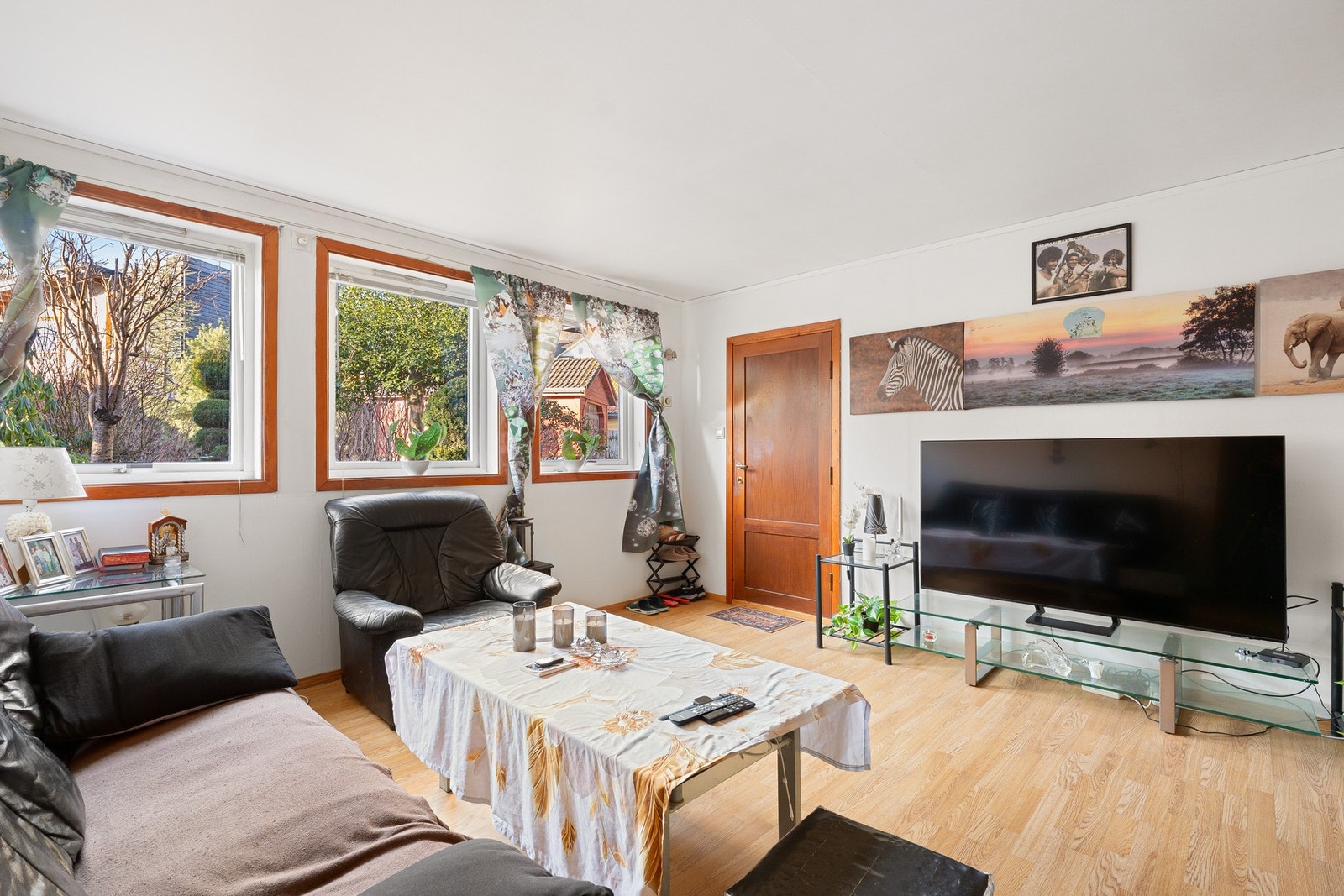 I underetasjen er det etablert en egen, godkjent hybel med stue, kjøkkenløsning, soverom og bad. Galleribilde