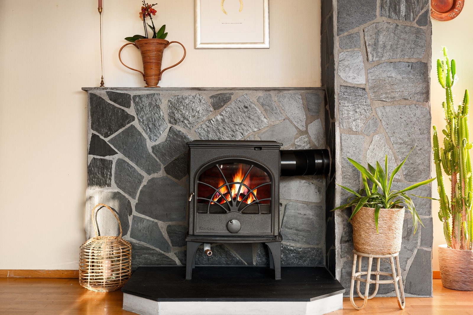 Jevn og behagelig oppvarming sikres via varmepumpe og vedfyring i de kjølige månedene. Galleribilde