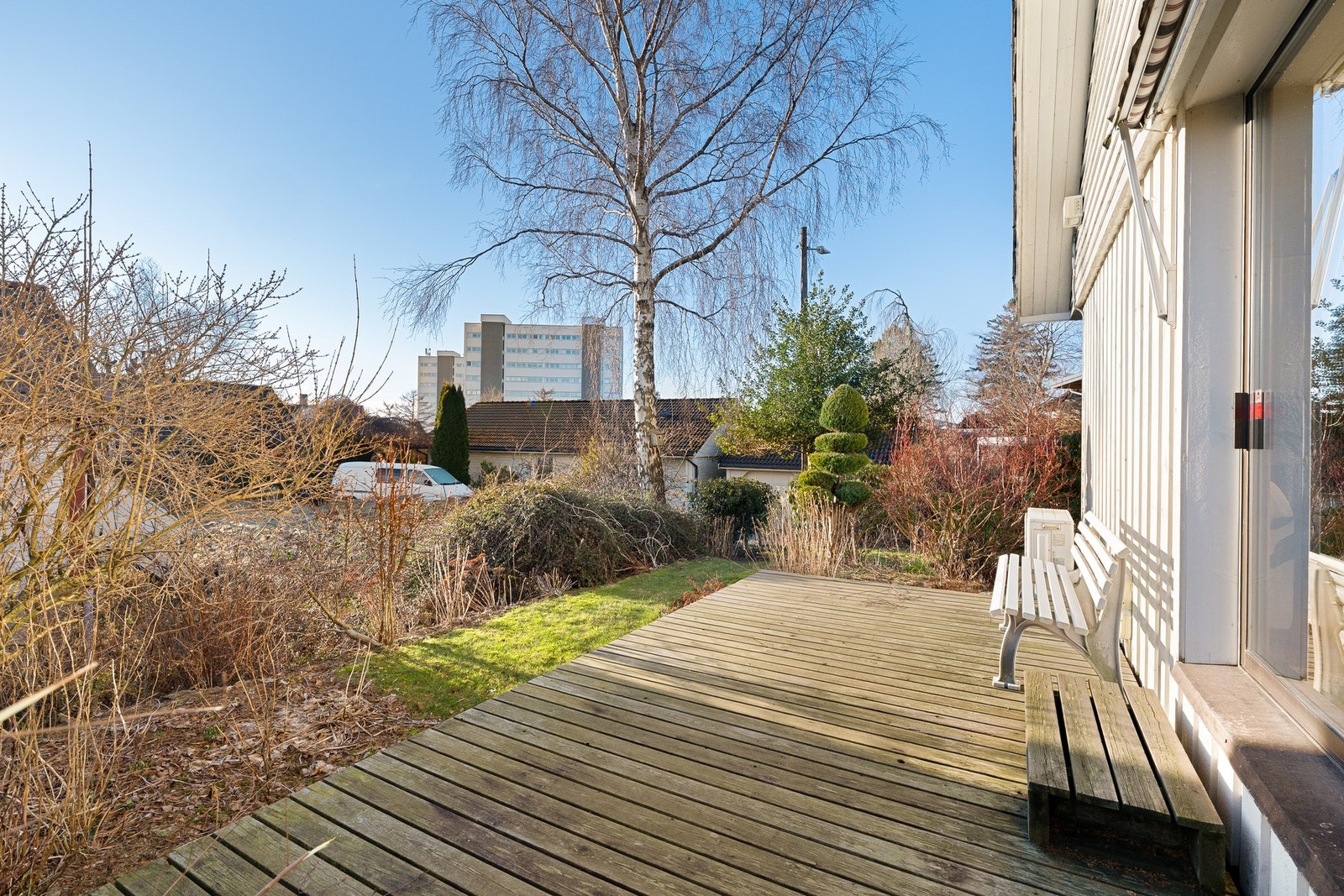 Terrassen ligger solrikt til og har god plass til utemøbler, grill og sosiale soner. Galleribilde