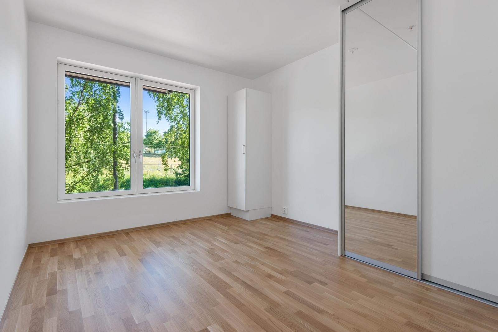 Soverom med garderobeskap og skyvedørsgarderobe. Galleribilde