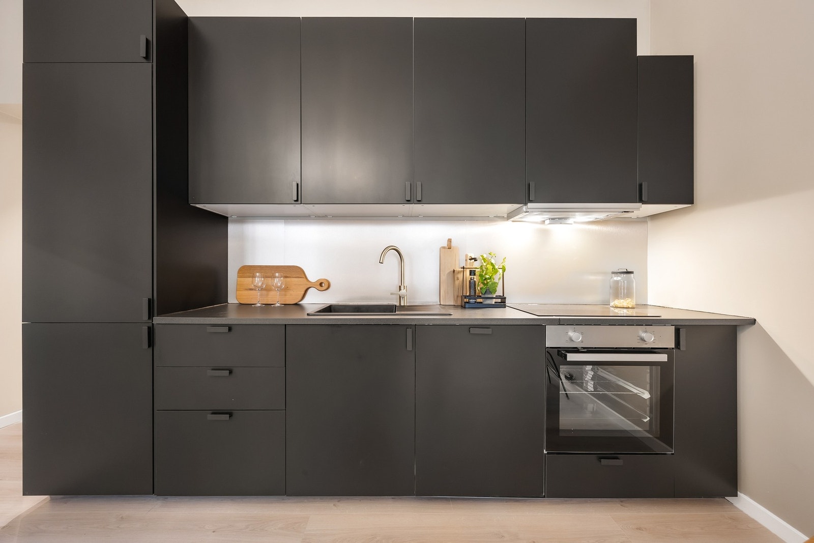 Stilrent kjøkken med svarte slette fronter Galleribilde