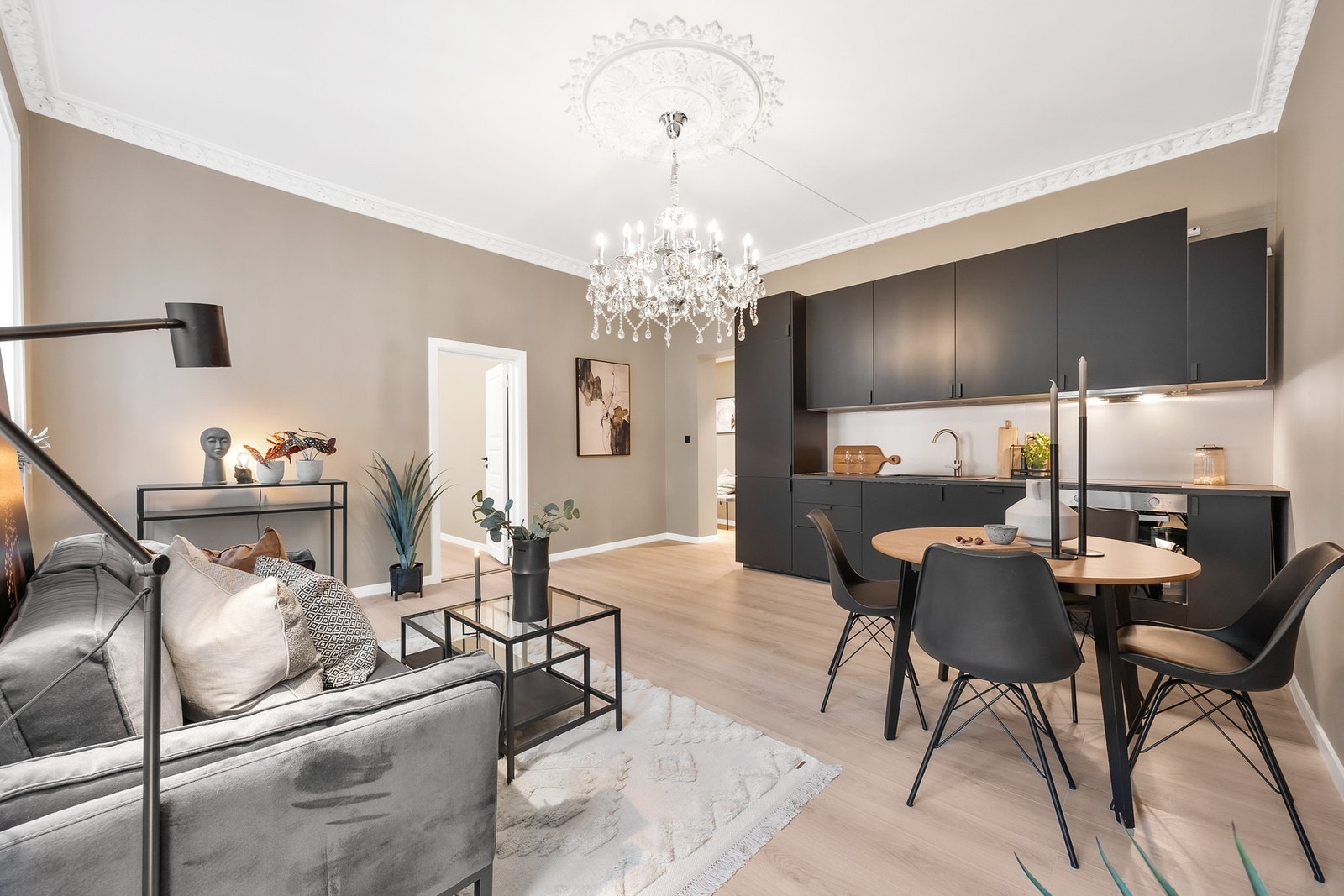 God plass til sofa- og spisegruppe Galleribilde