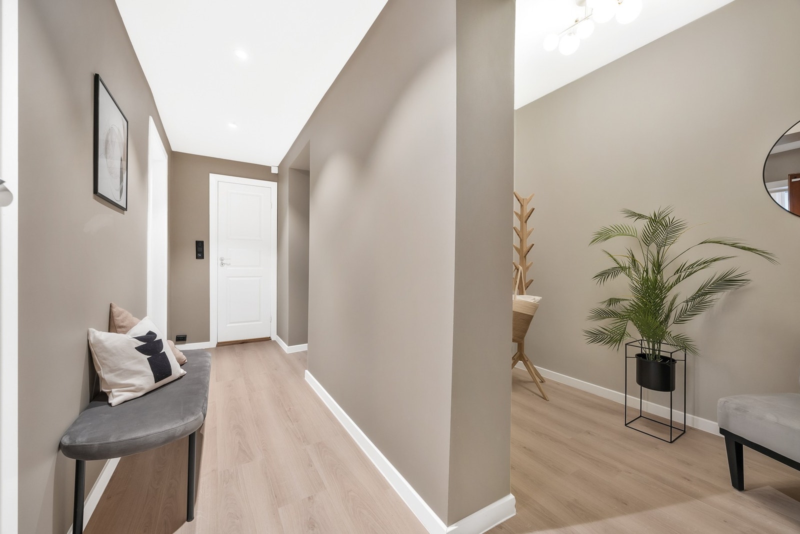 Romslig entré med inngang til walk-in-closet Galleribilde