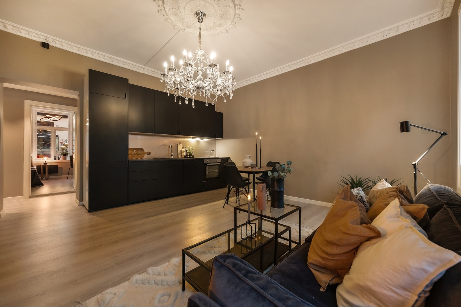 Stukkatur i stue/kjøkken, med takhøyde på over 3 meter Galleribilde