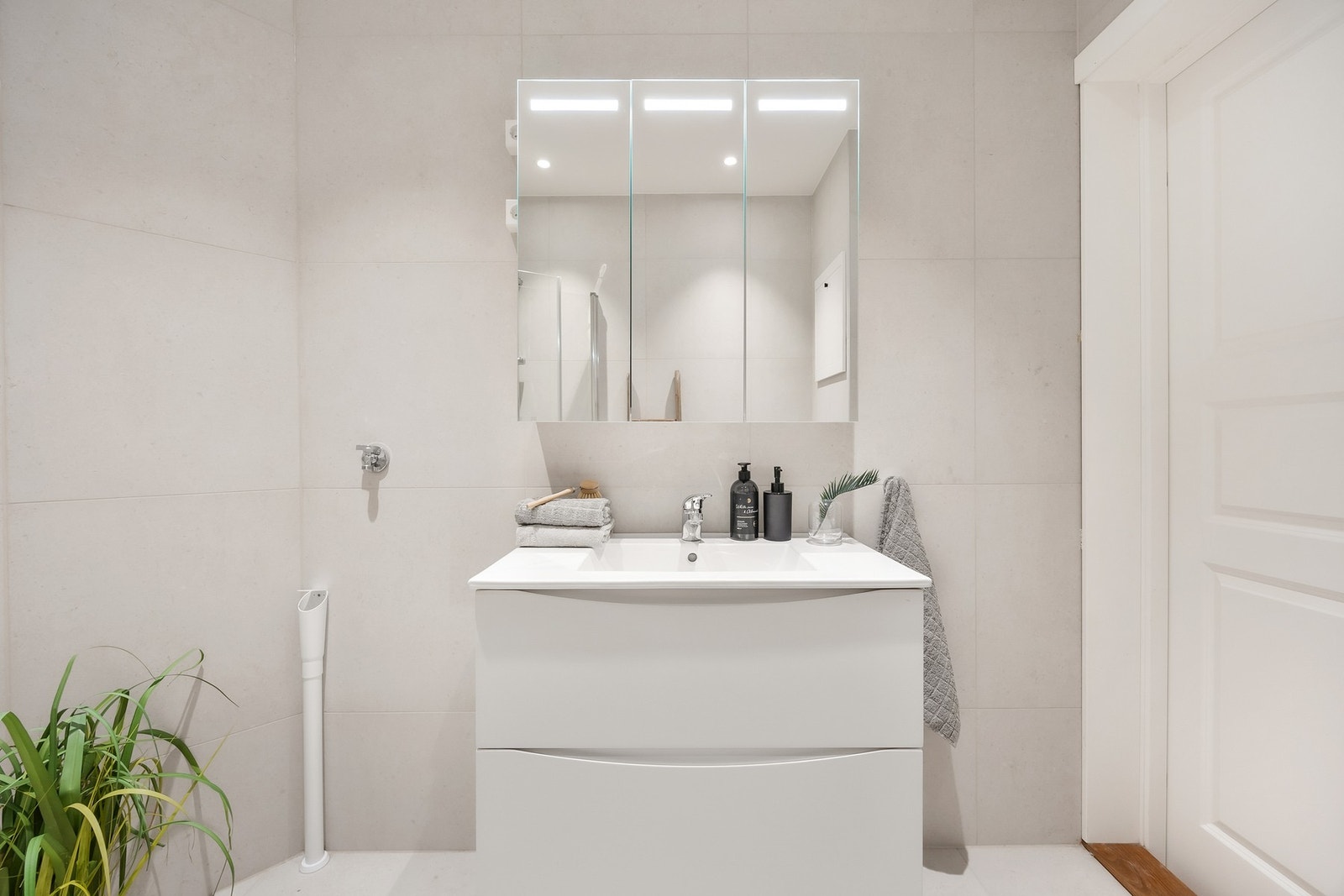 Servantskap med glatte fronter, speilskap med lys Galleribilde