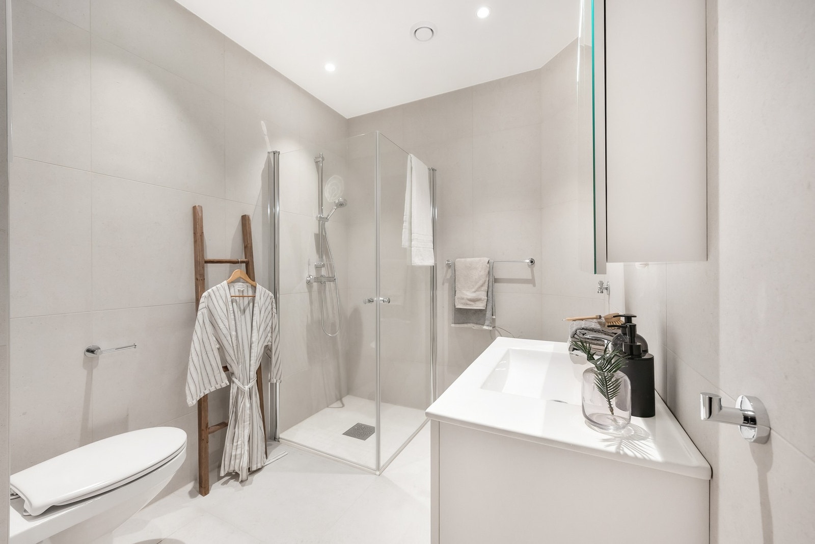 Lyst og stilrent baderom fra 2024 Galleribilde