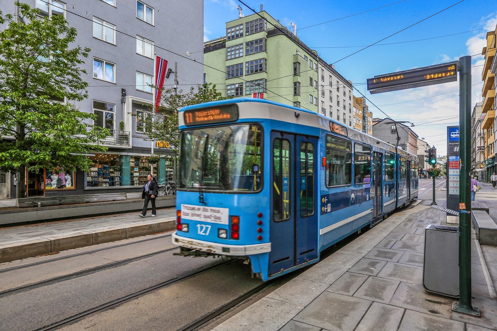 Gode trikk-, buss-, og t-bane forbindelser rett i nærheten Galleribilde