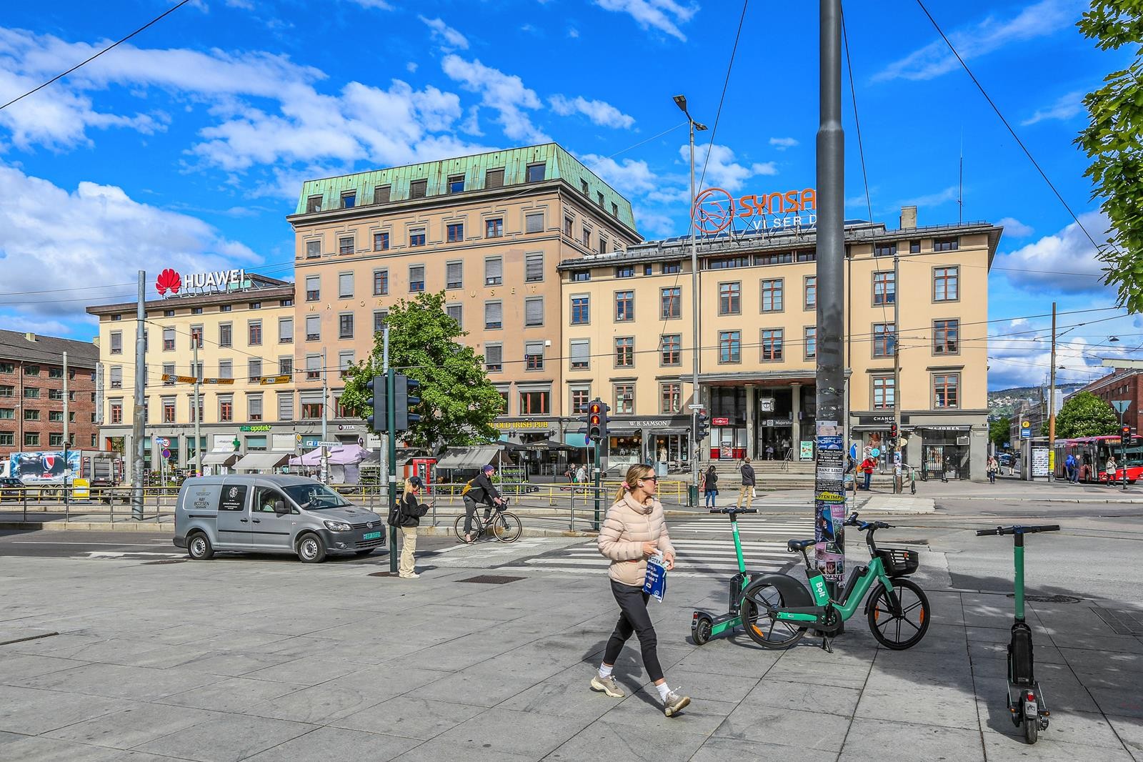 Majorstuekrysset ligger i 7 minutters gange fra bygget, her er også T-bane forbindelser Galleribilde