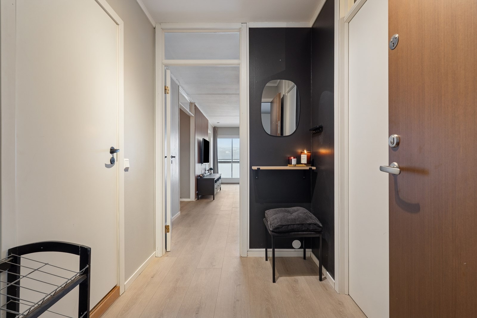 I entreen er det et praktisk garderoberom med plass for smarte løsninger. Galleribilde