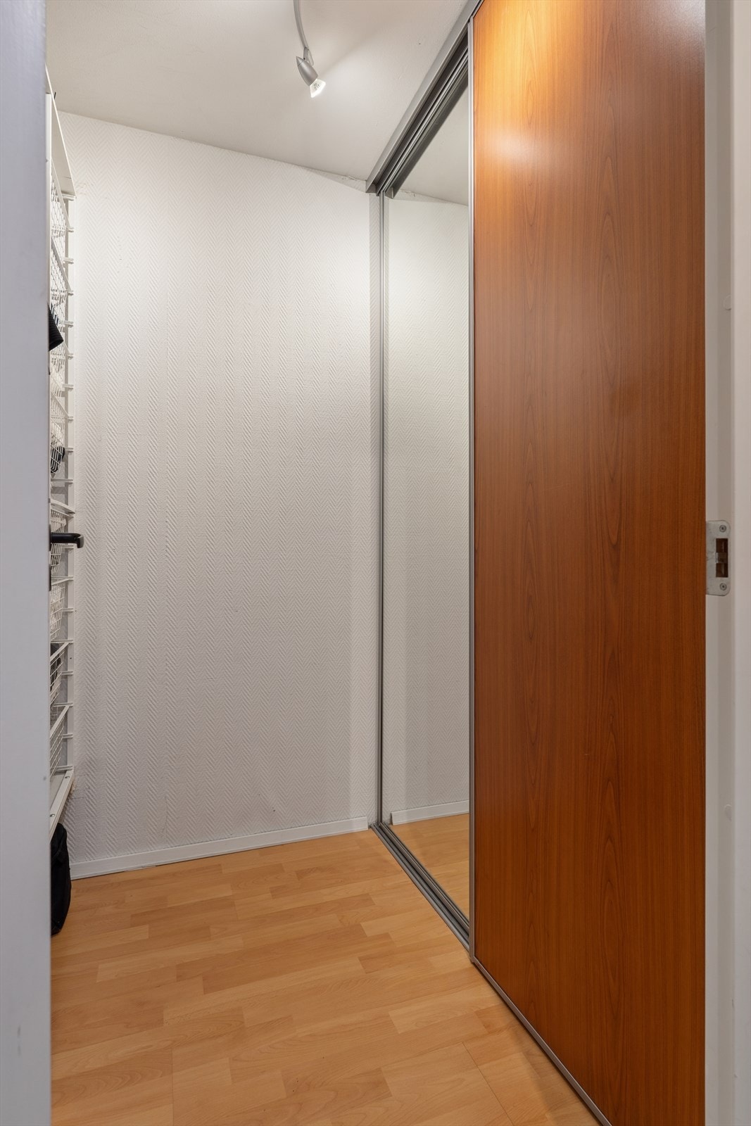 Det er gode oppbevaringsmuligheter i boligen, samt i bod i kjeller. Galleribilde