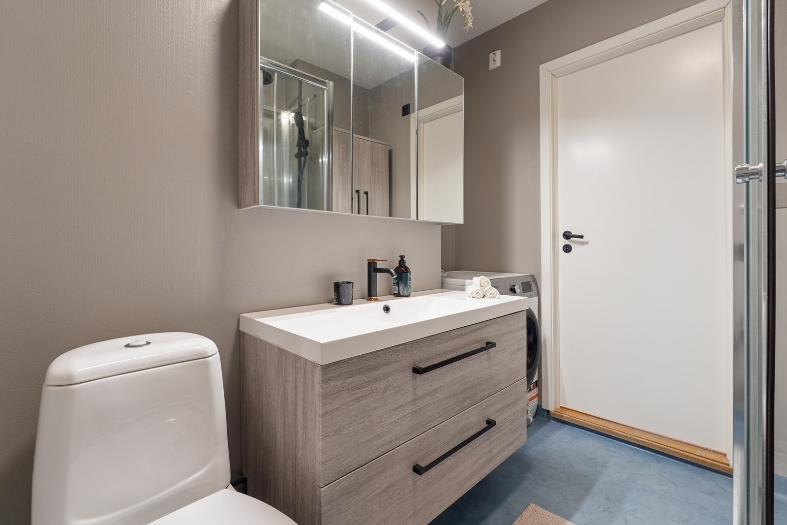 Baderom med servant med skap under og speilskap . Galleribilde