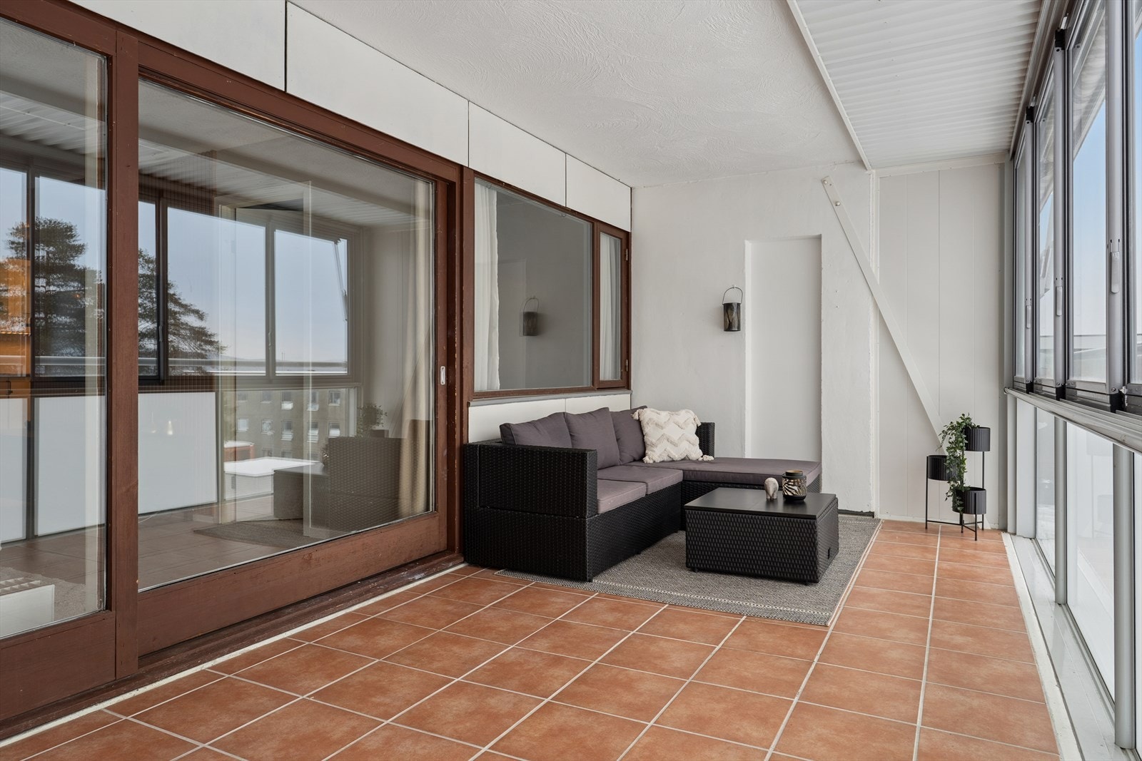 Romslig balkong med skyvevinduer. Her kan man innrede etter eget ønske og behov. Galleribilde