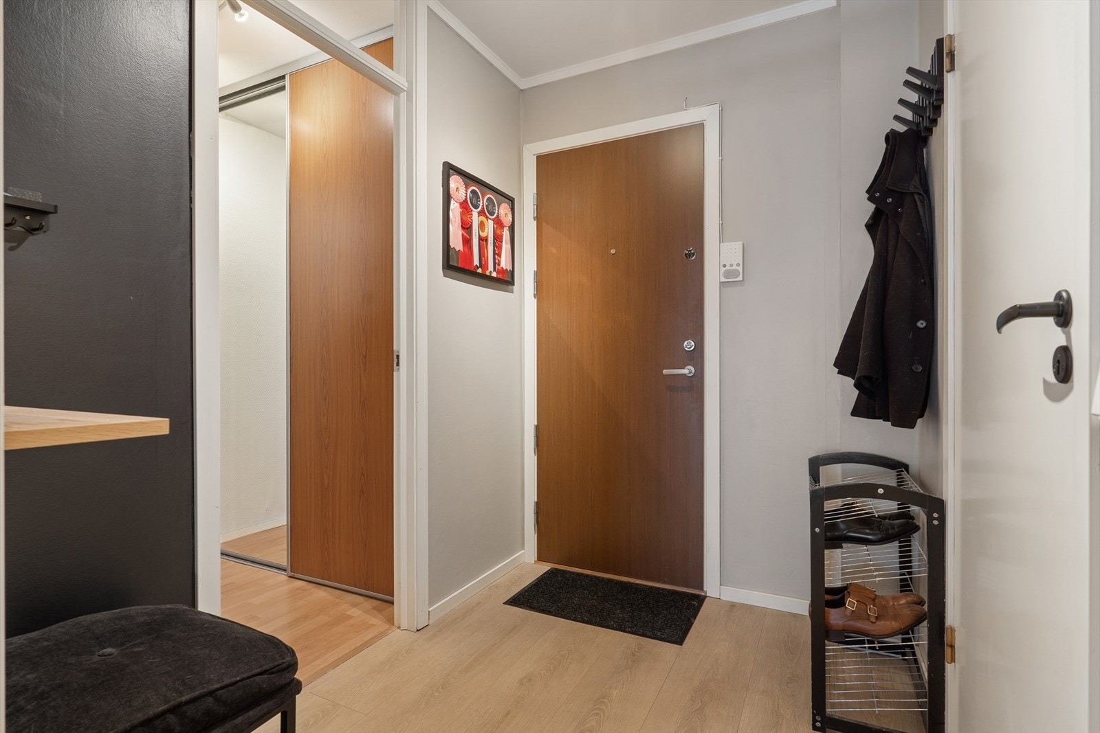 Romslig gang med god plass til å henge av seg. Galleribilde