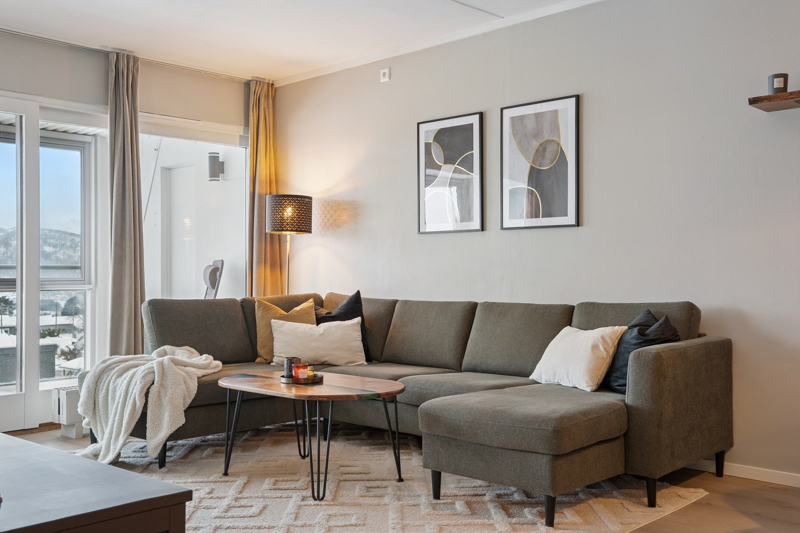 Lys og praktisk stue. Galleribilde