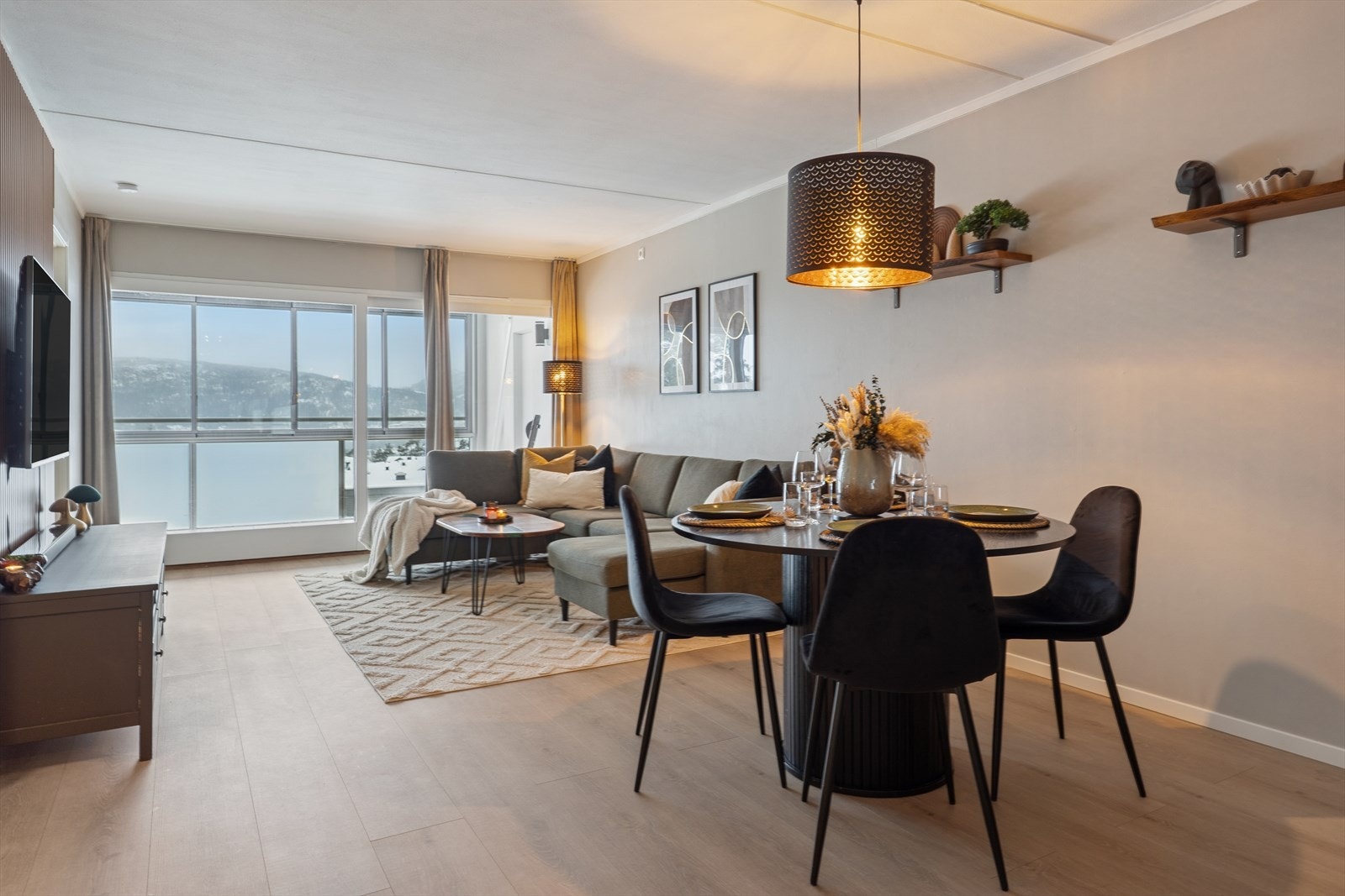 Velkommen til Syrinveien 13B presentert av Eiendomsmegler Salma Ran Kalenius. Galleribilde