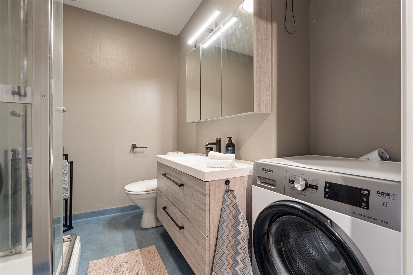 Pent baderom med dusjkabinett. Galleribilde