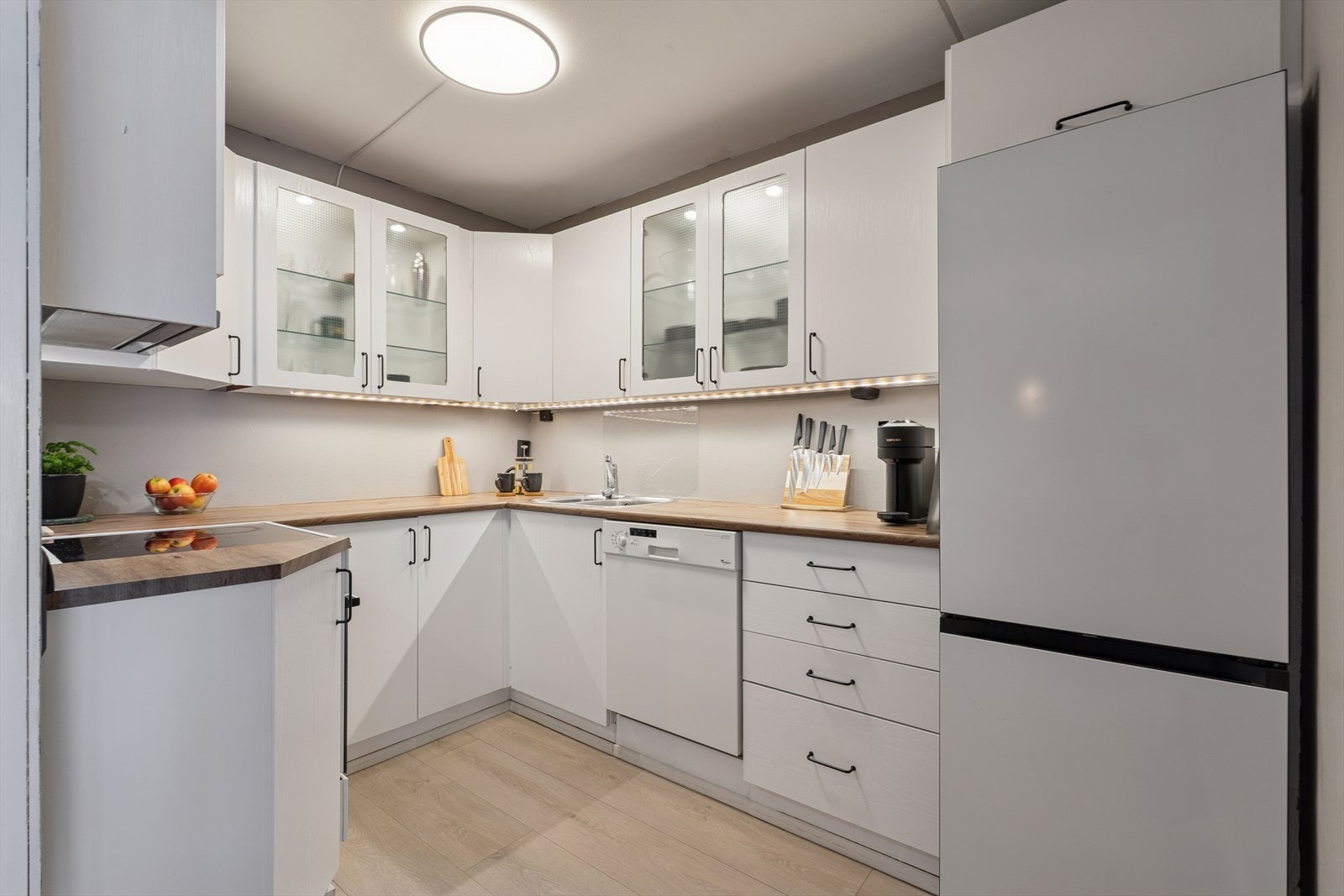 Kjøkken har delvis åpen kjøkkenløsning mot stue/spisestue. Galleribilde