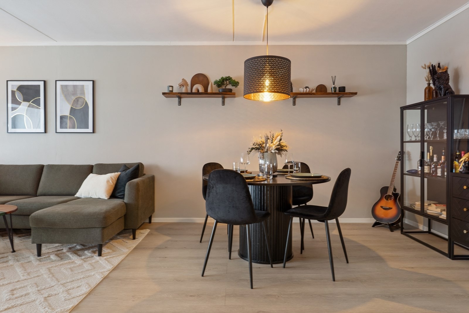 Stue er lys og og pen med utgang til fin innglasset balkong på ca. 15 kvm. Galleribilde