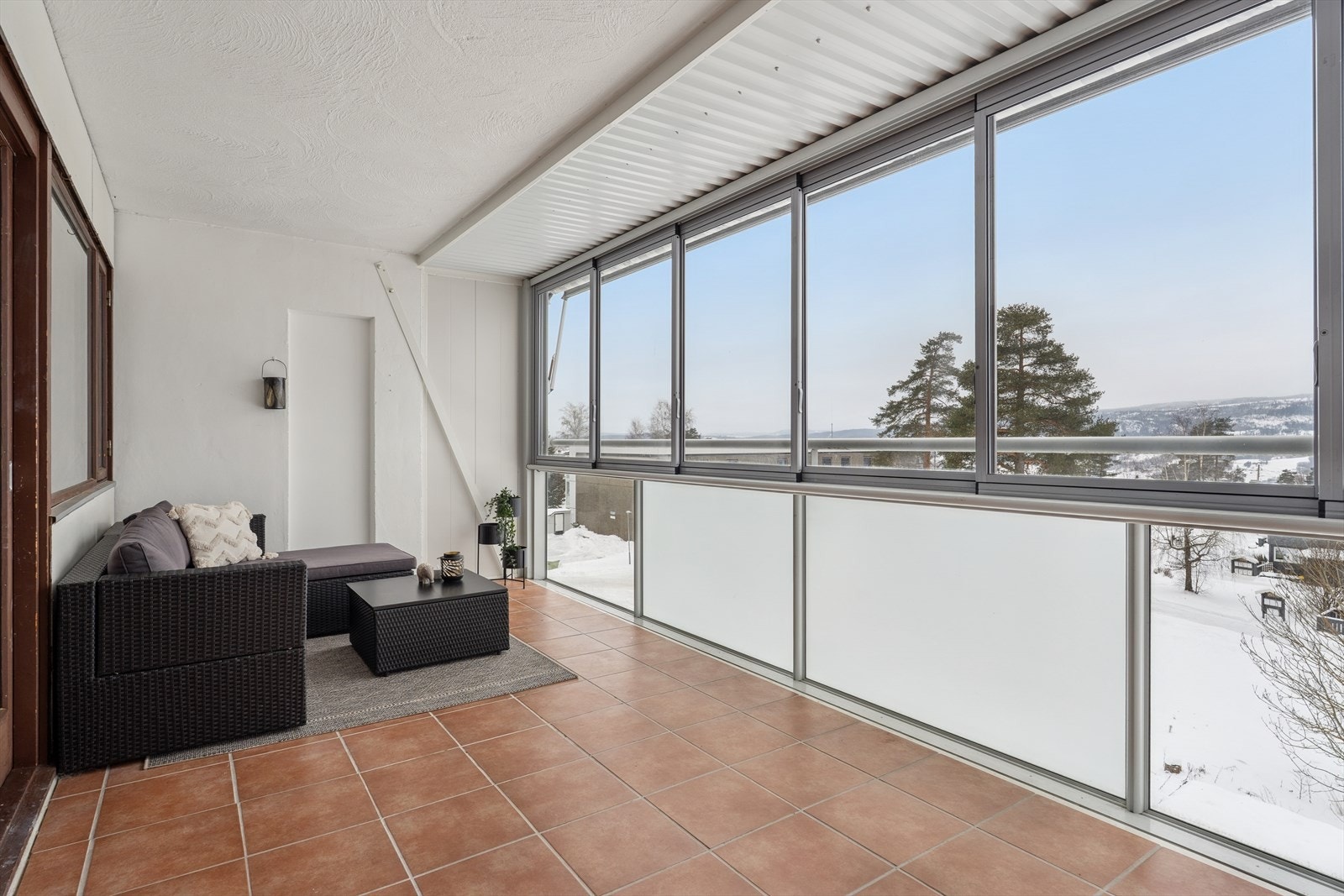 Balkong med usjenert og koselig sitteplass. Galleribilde