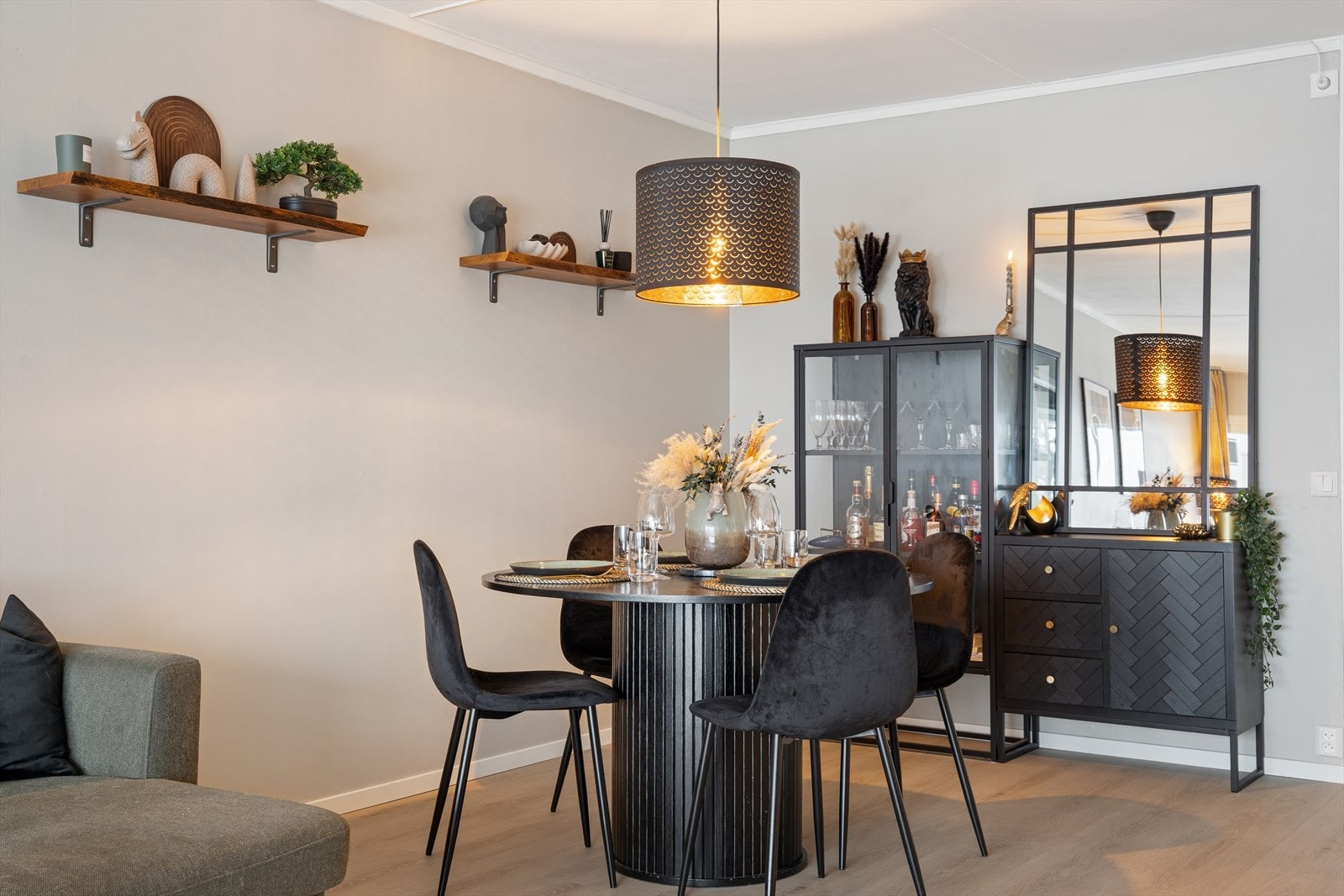 Spisegruppen tar plass i egen sone og innbyr til sosiale og hyggelige måltider. Galleribilde