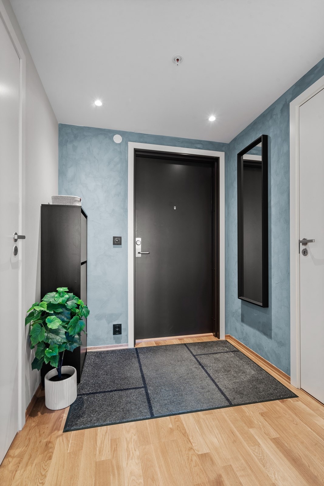 Romslig entré med god plass til å henge opp jakker og sette fra seg sko. Downlights i himling. Galleribilde