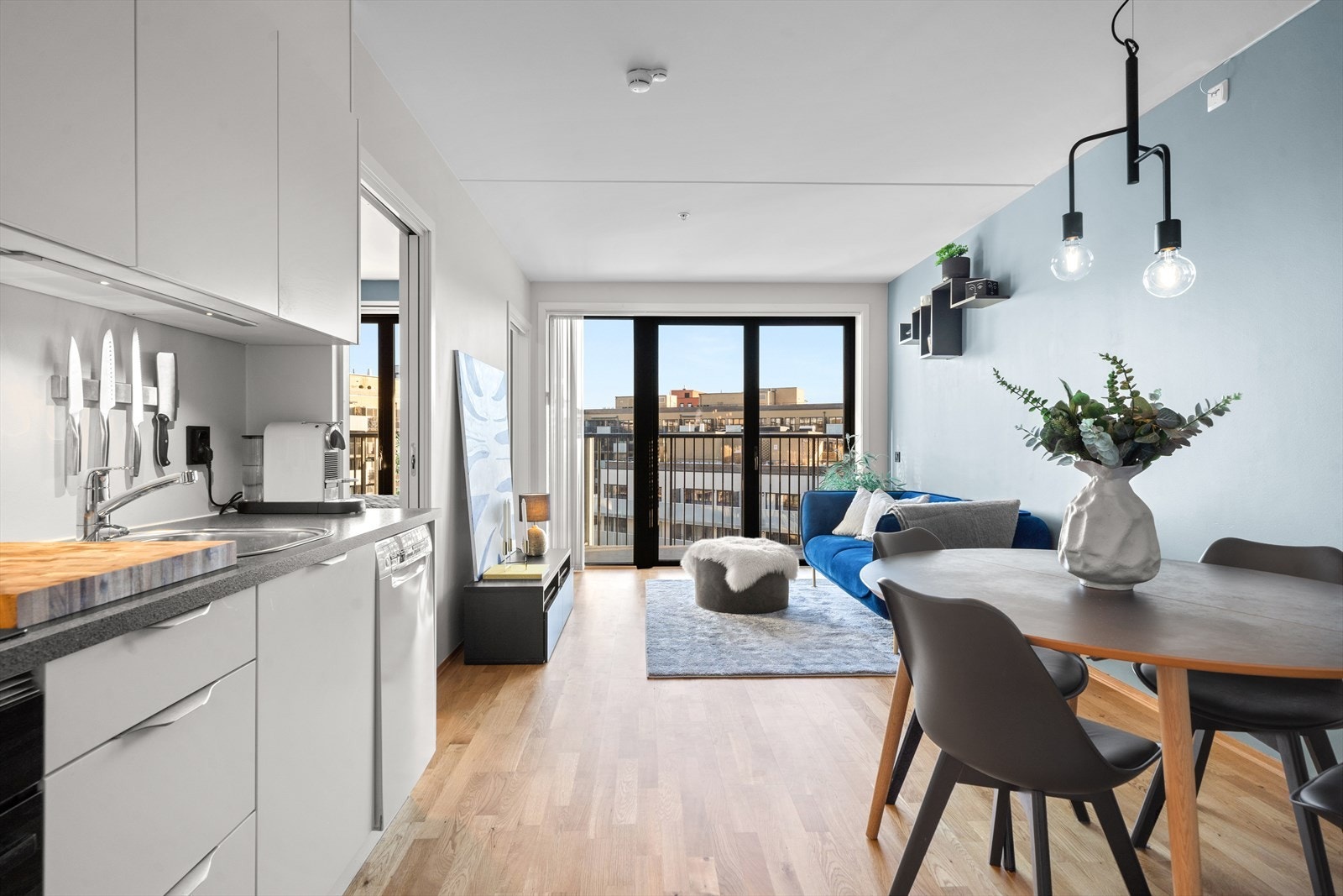 Stuen har store vindusflater som gir rikelig med naturlig lys. Galleribilde