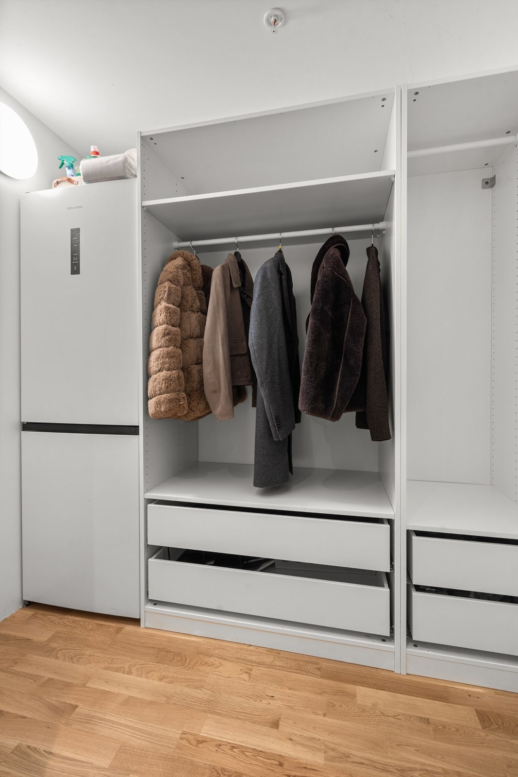 Fra gangen har man direkte tilgang til boligens bod, som i dag er innredet til walk-in closet. Galleribilde